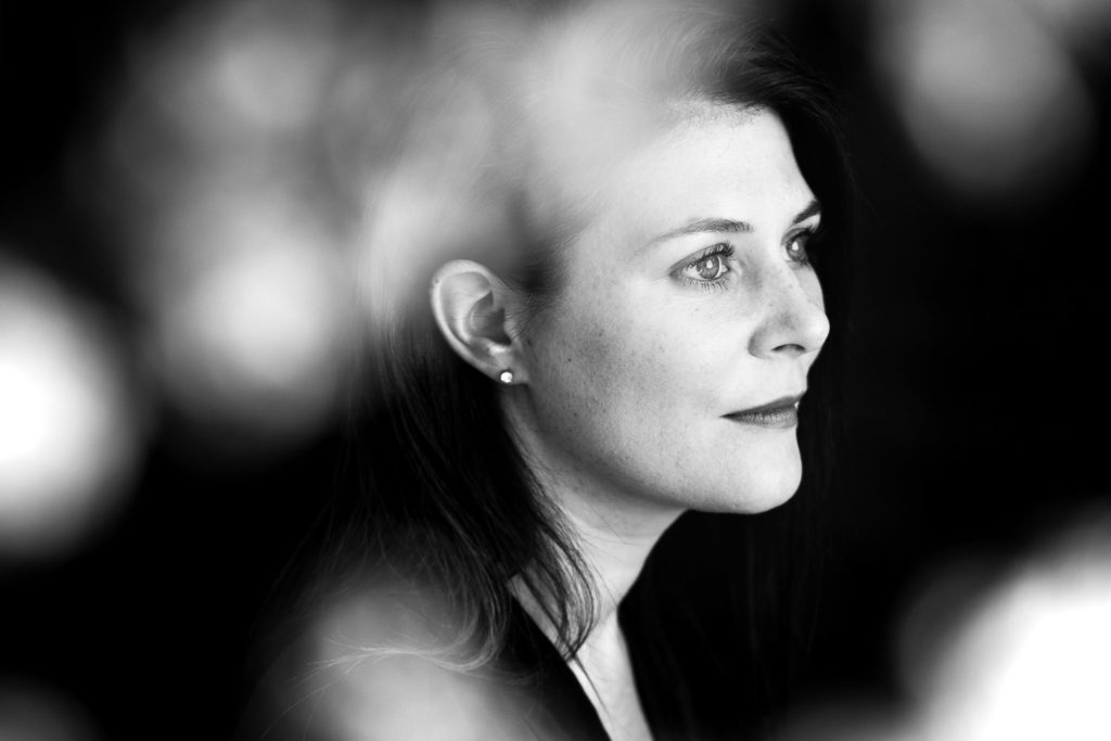 portrait de femme en noir et blanc