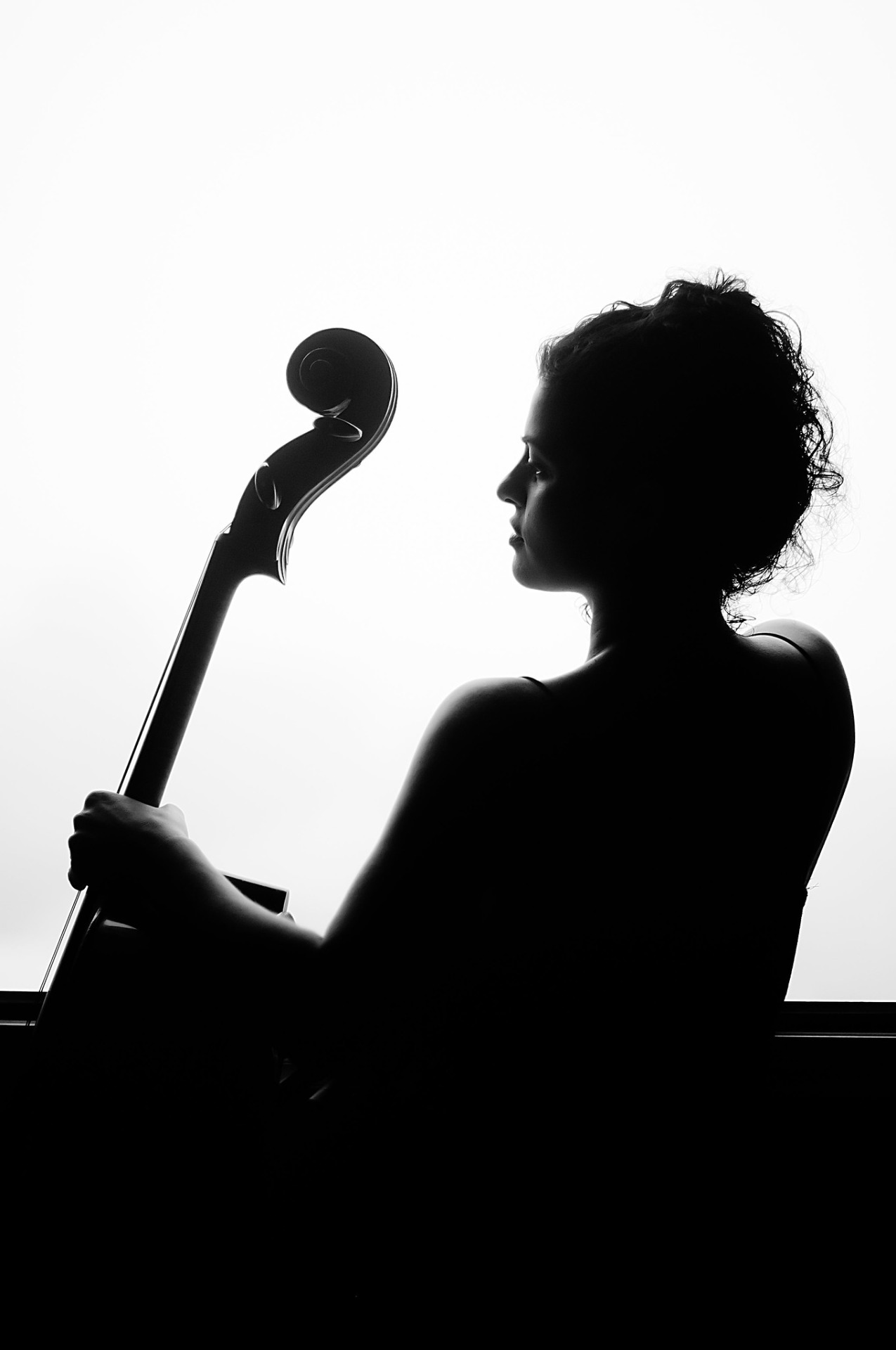portrait d'une violoncelliste en cotnre-jour. La photo a été réalisée par une photographe des cotes d'armor