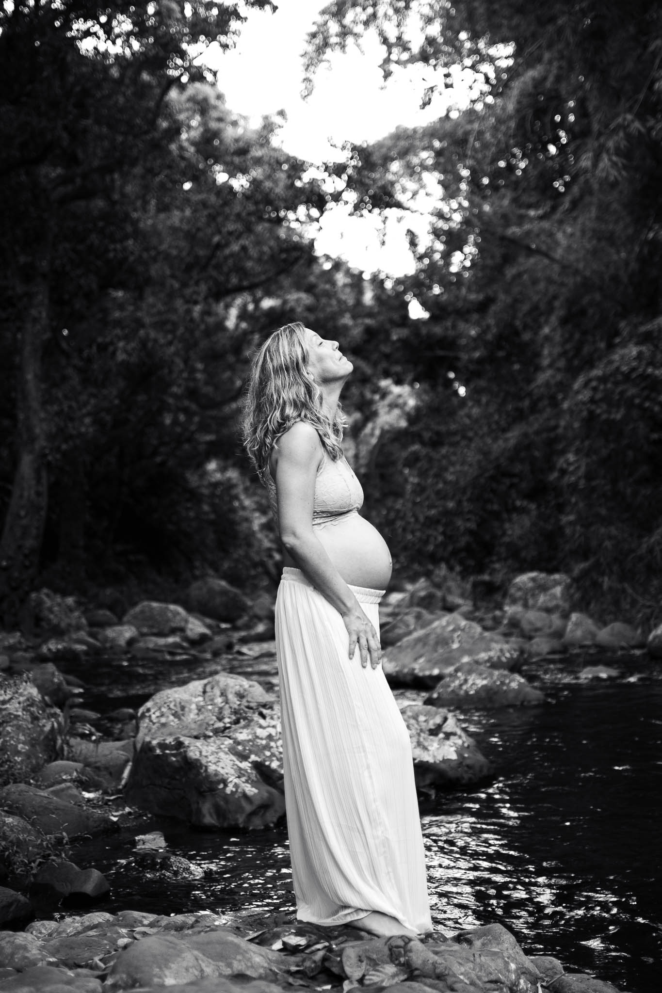 portrait e noir et blanc d'une femme enceinte en pleine nature