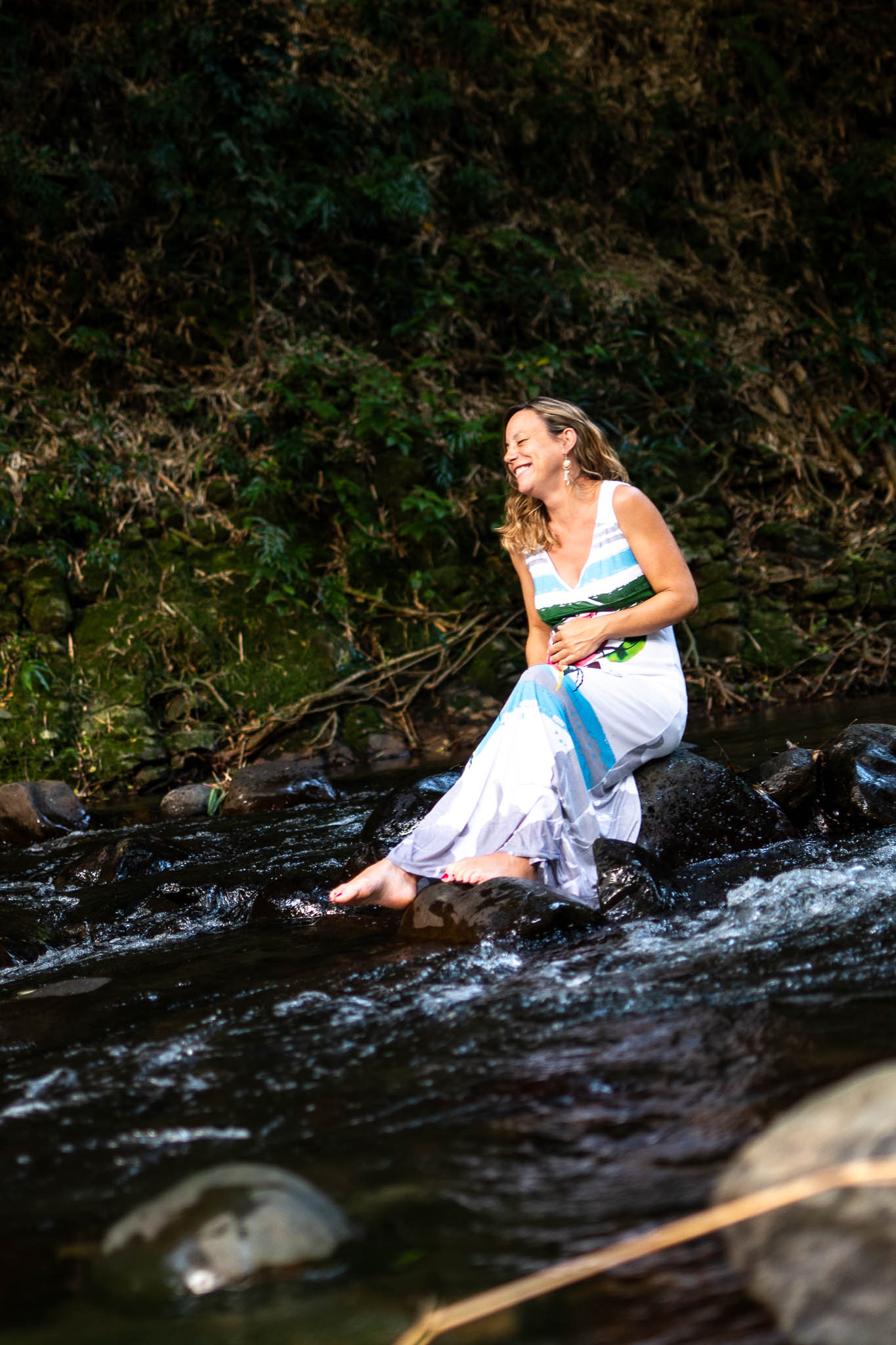femme riant dans une rivière