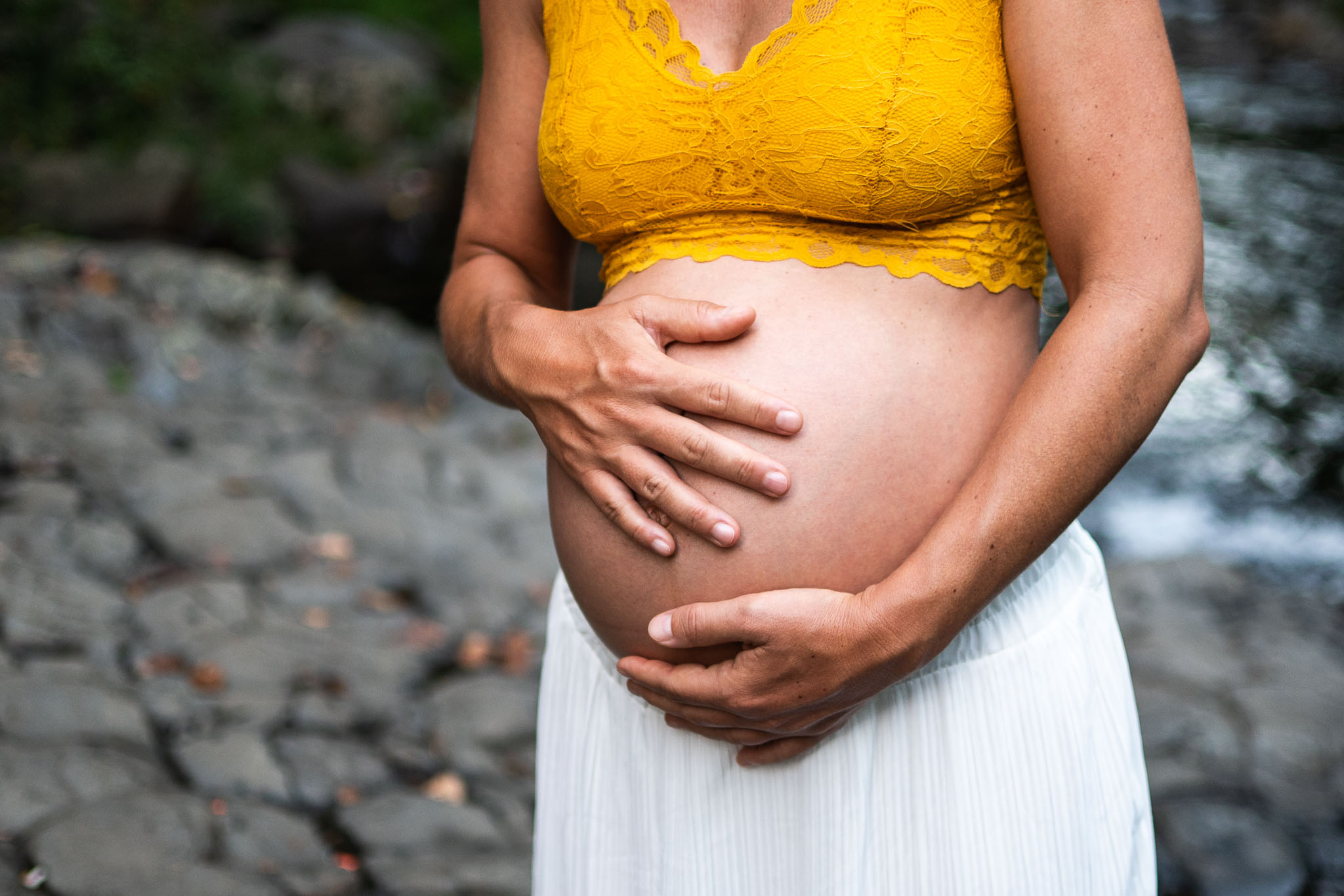 Ventre d'une femme enceinte lors d'une séance grossesse