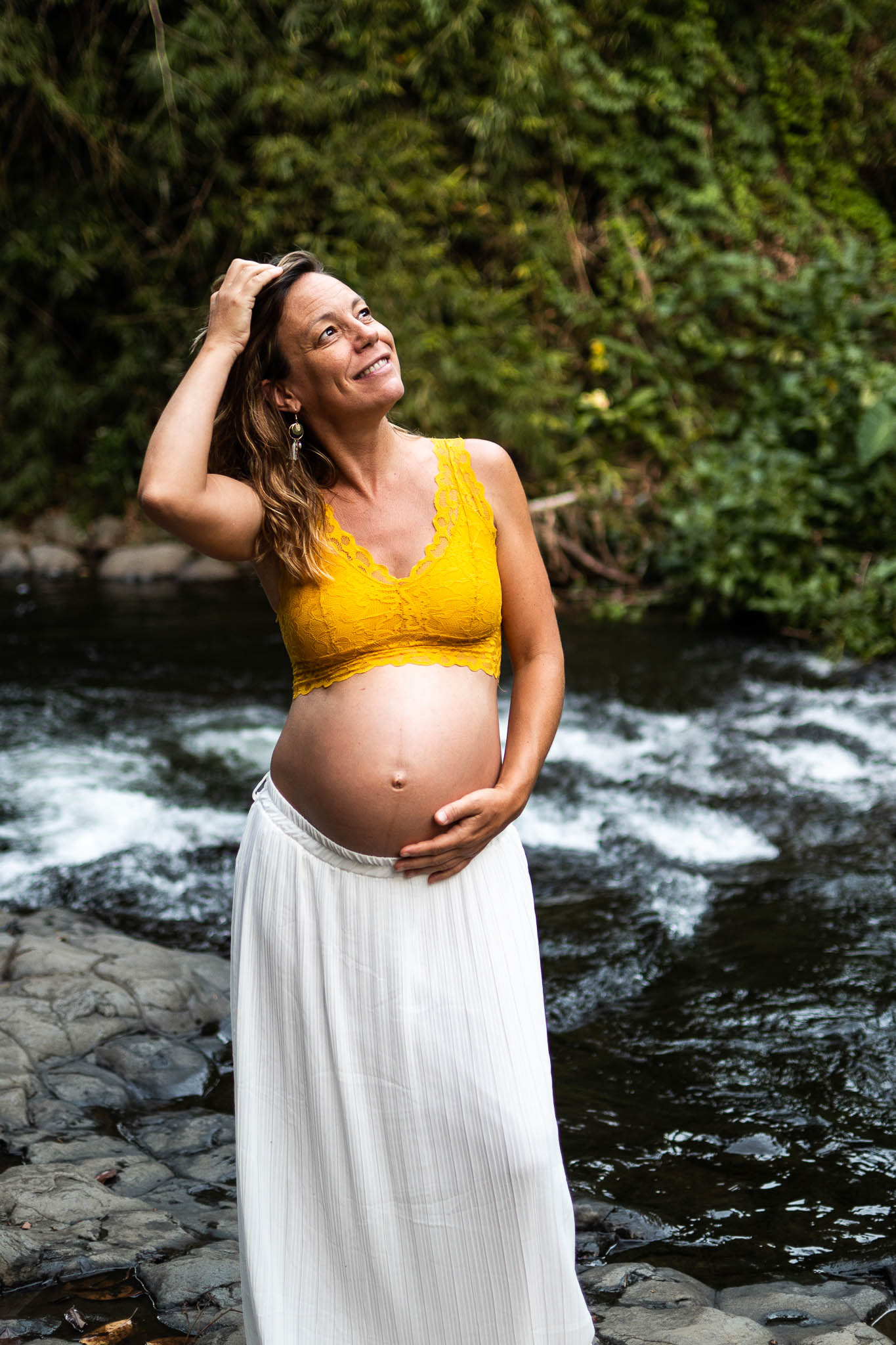 femme enceinte pres d'une rivière