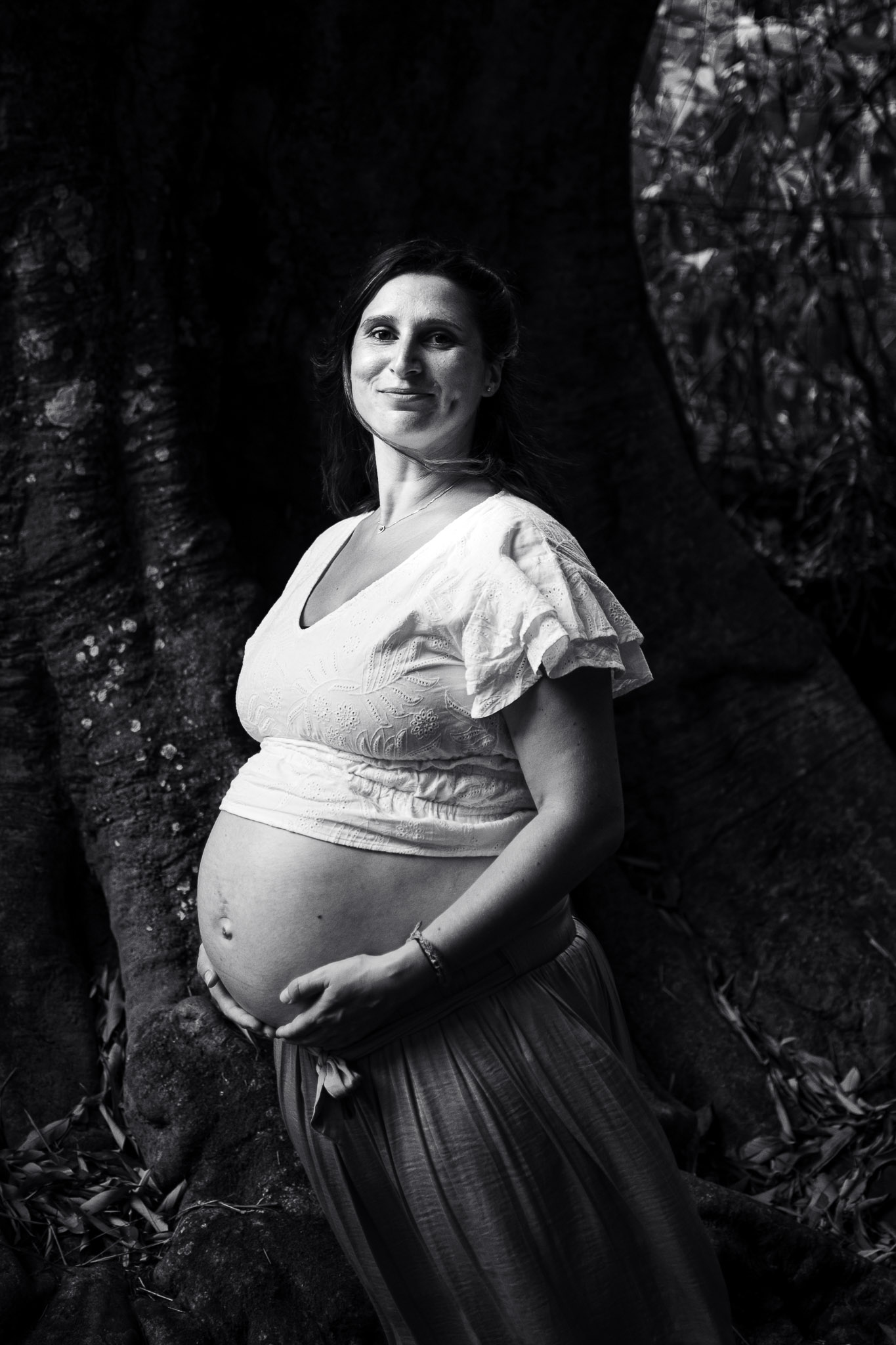 femme enceinte en noir et blanc