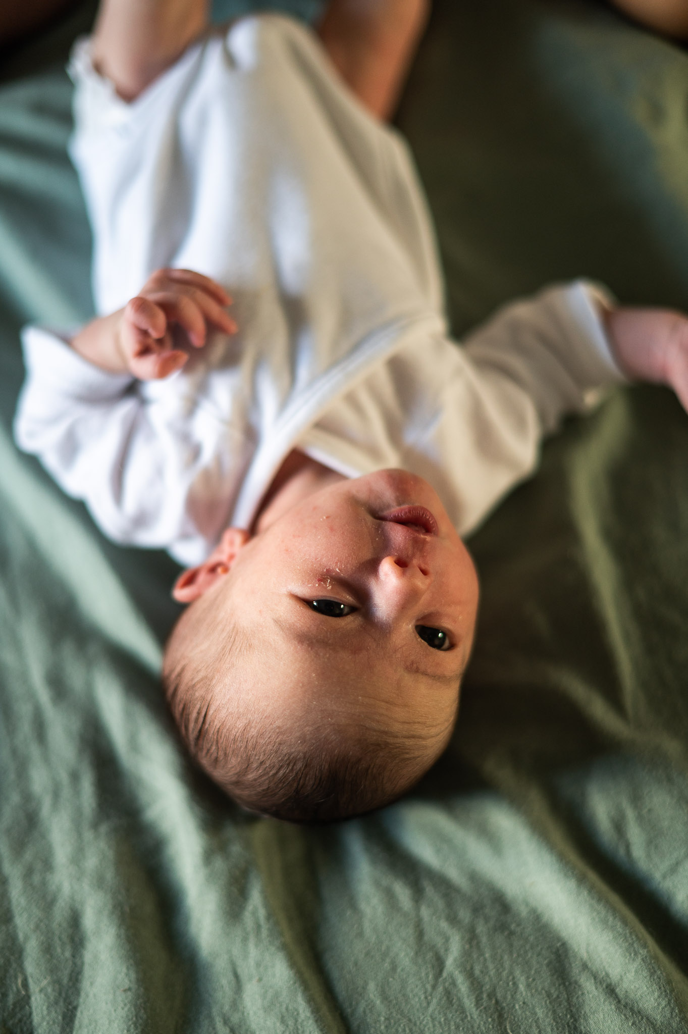 photo d'un bébé sur un lit