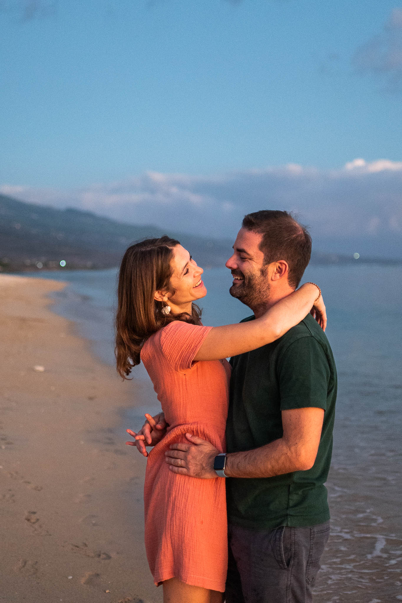 un couple se regarde lors d'une seance photo