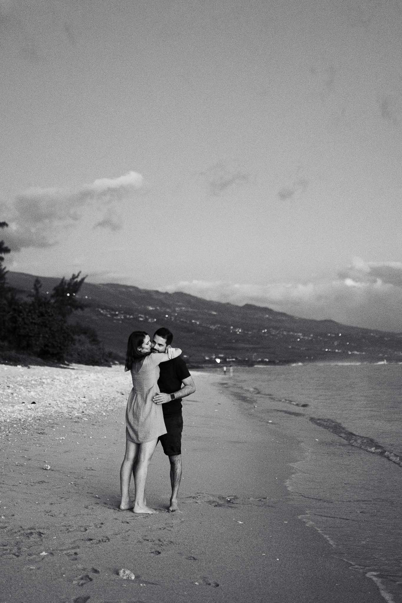 photo d'un couple en noit et blanc sur la plage