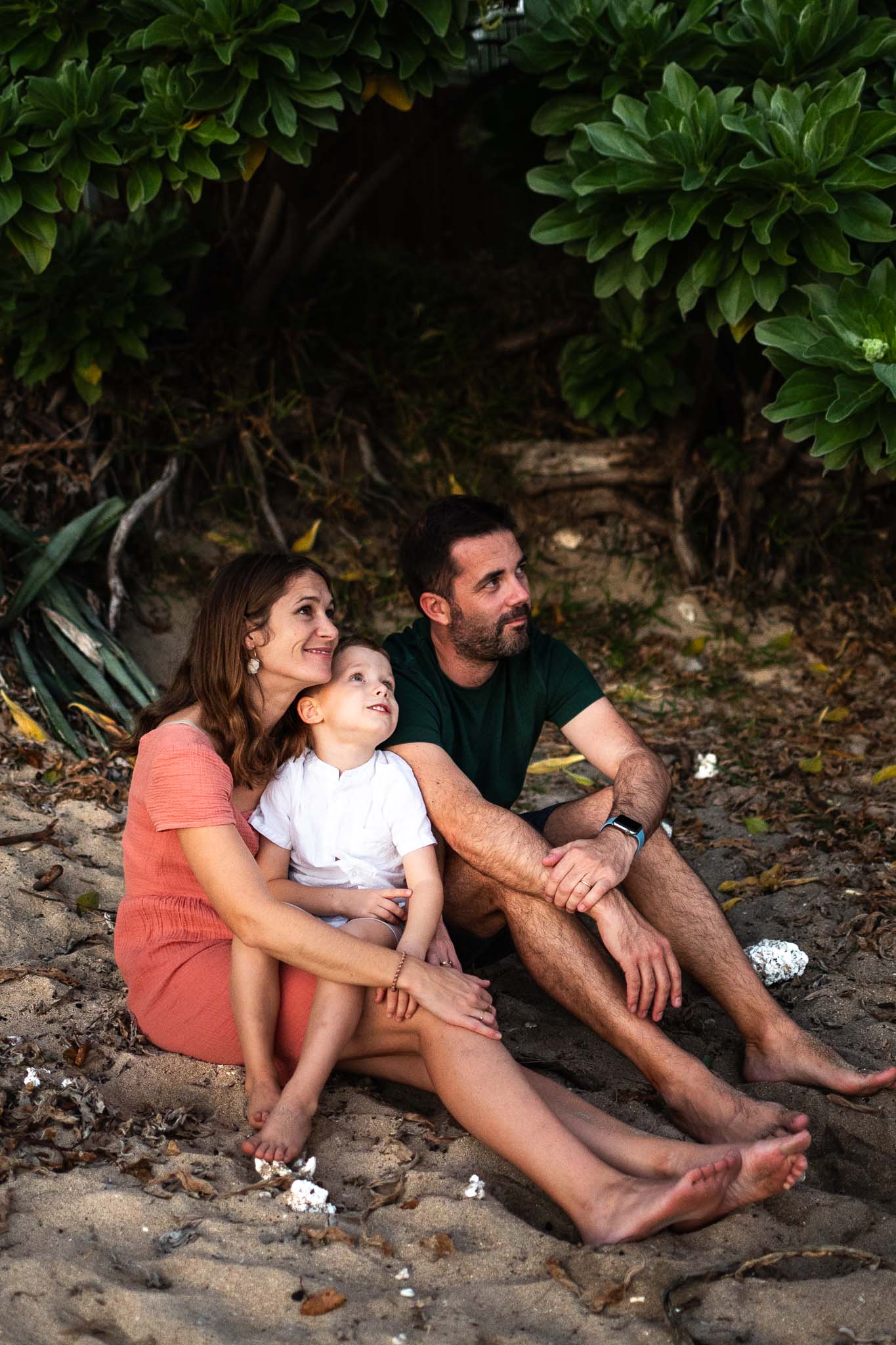 seance photo, une famille est assise sur la plage
