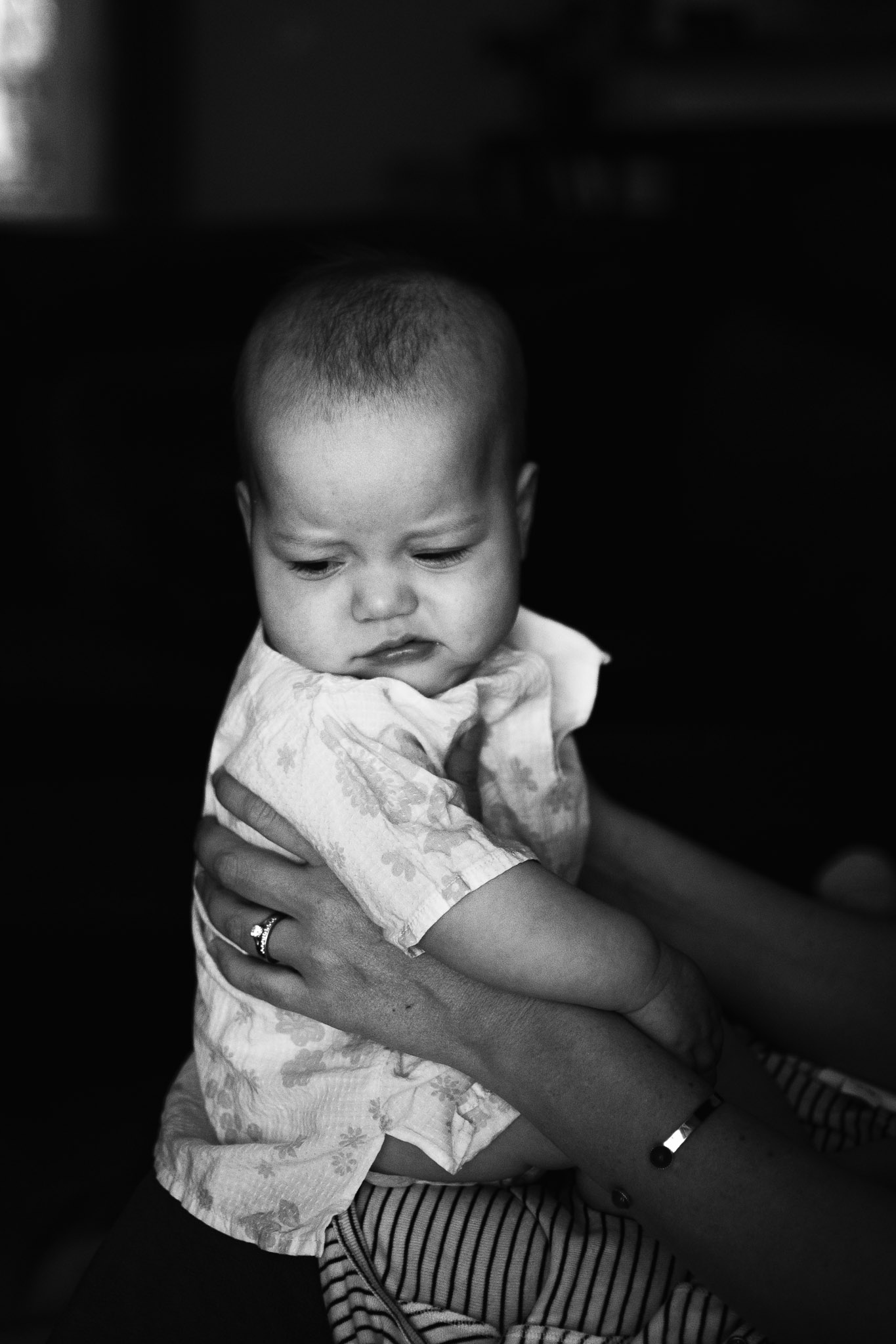 photo en noir et blanc d'un bébé qui semble bouder
