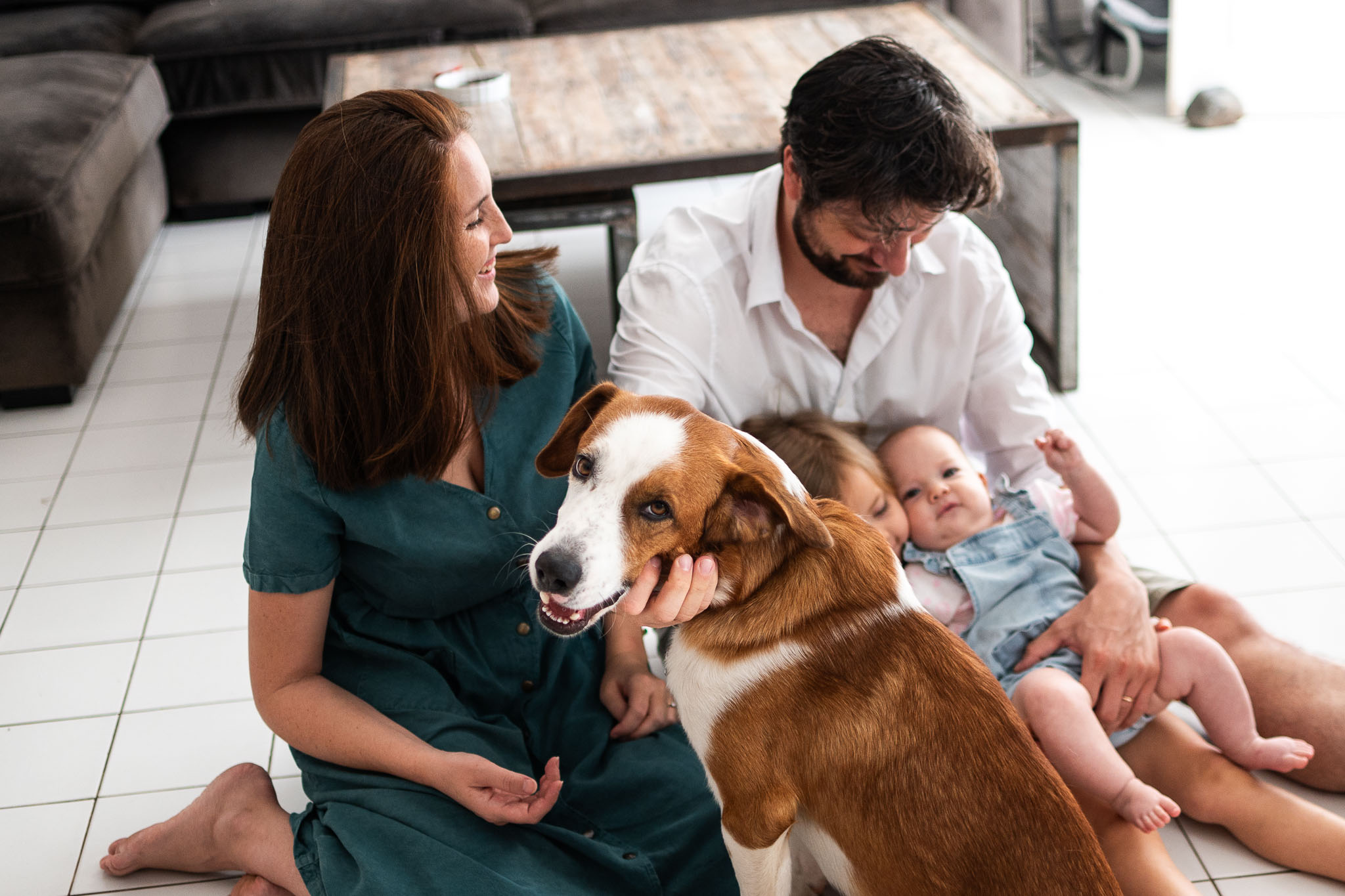 portrait de famille avec un chien