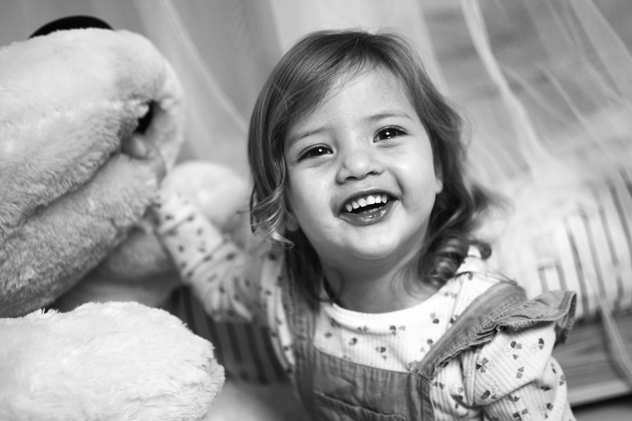 photo d'une petite fille souriante en noir et blanc