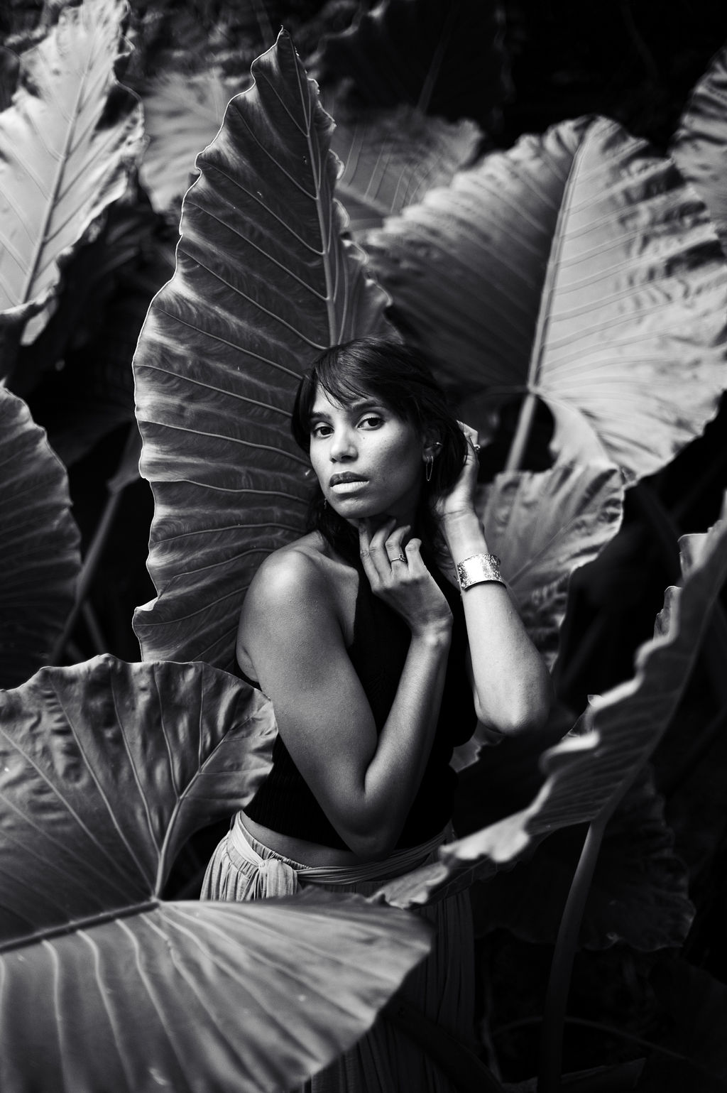 mannequin posant dans des feuilles de songe. Photo en noir et blanc