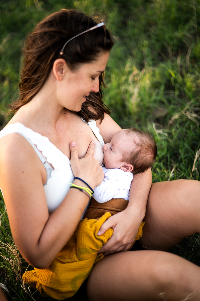 une maman allaite son bébé dans les cotes d'armor