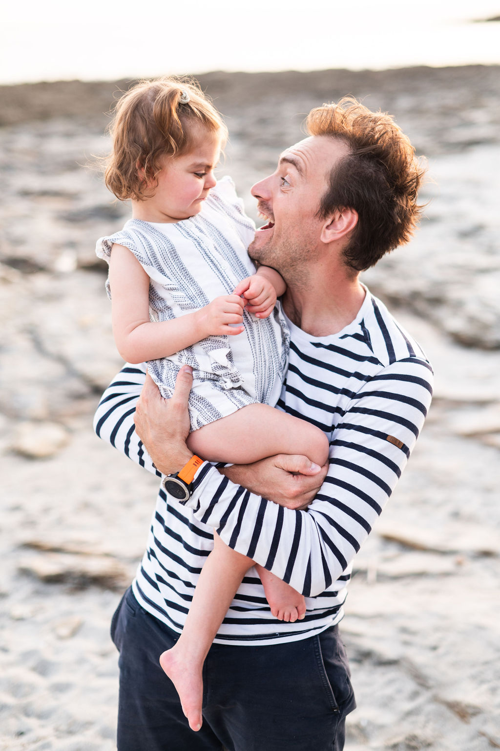 papa souraint a sa petite fille handicapée