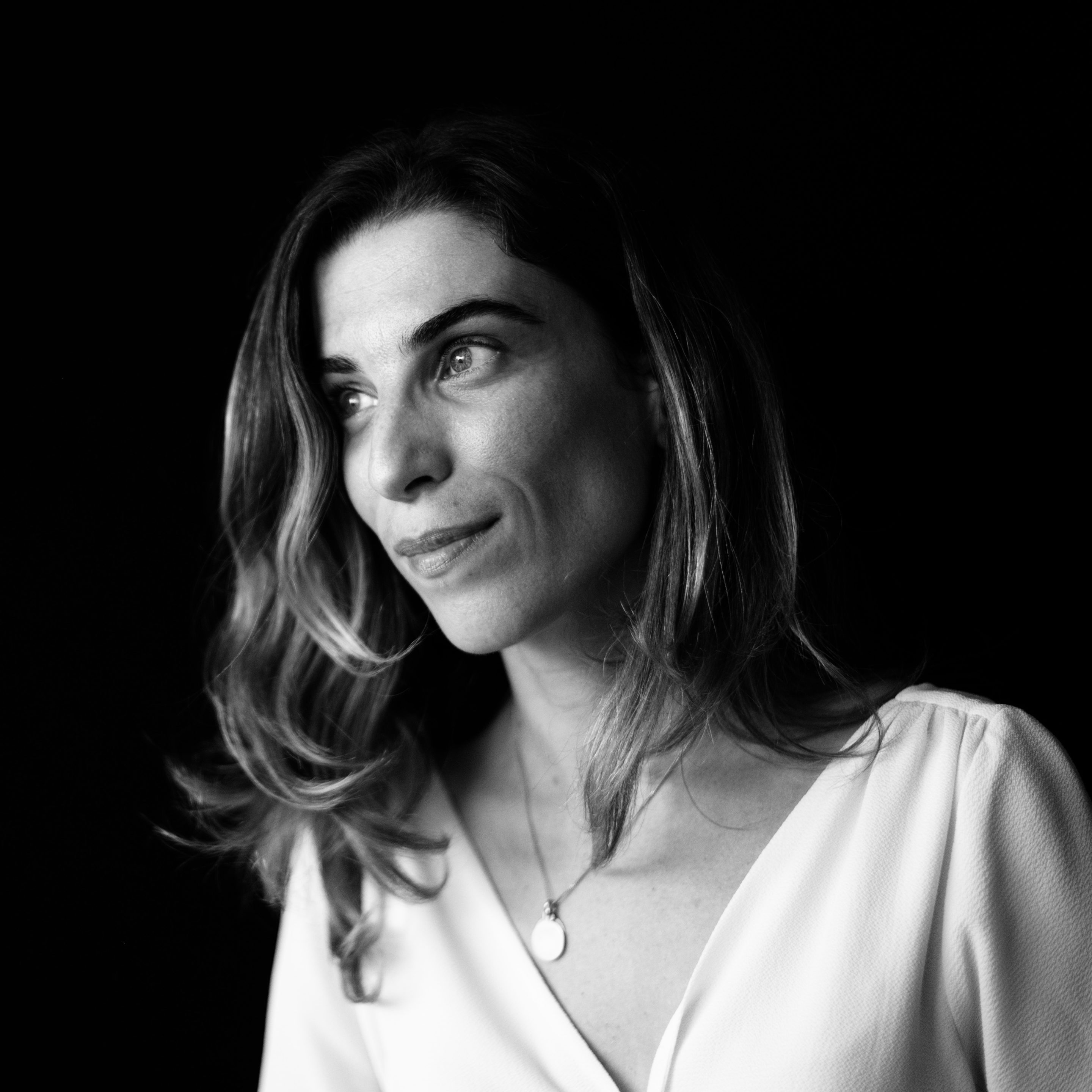 Blandine (28) photographie en noir et blanc d'une femme, qui tient une partition de chant lors d'une séance photo
