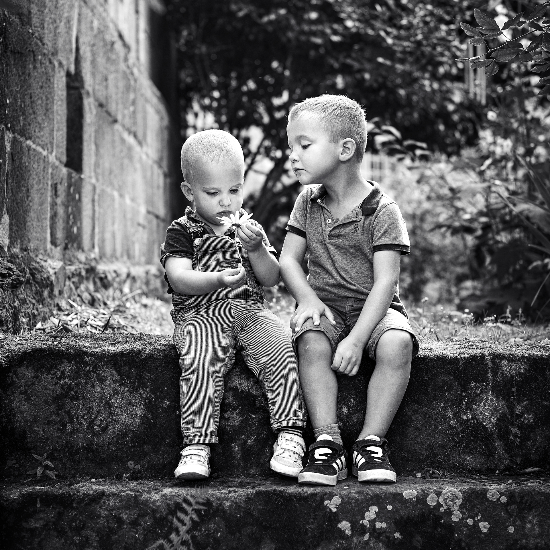 photo de deux jeunes enfants en noir et blanc en bretagne