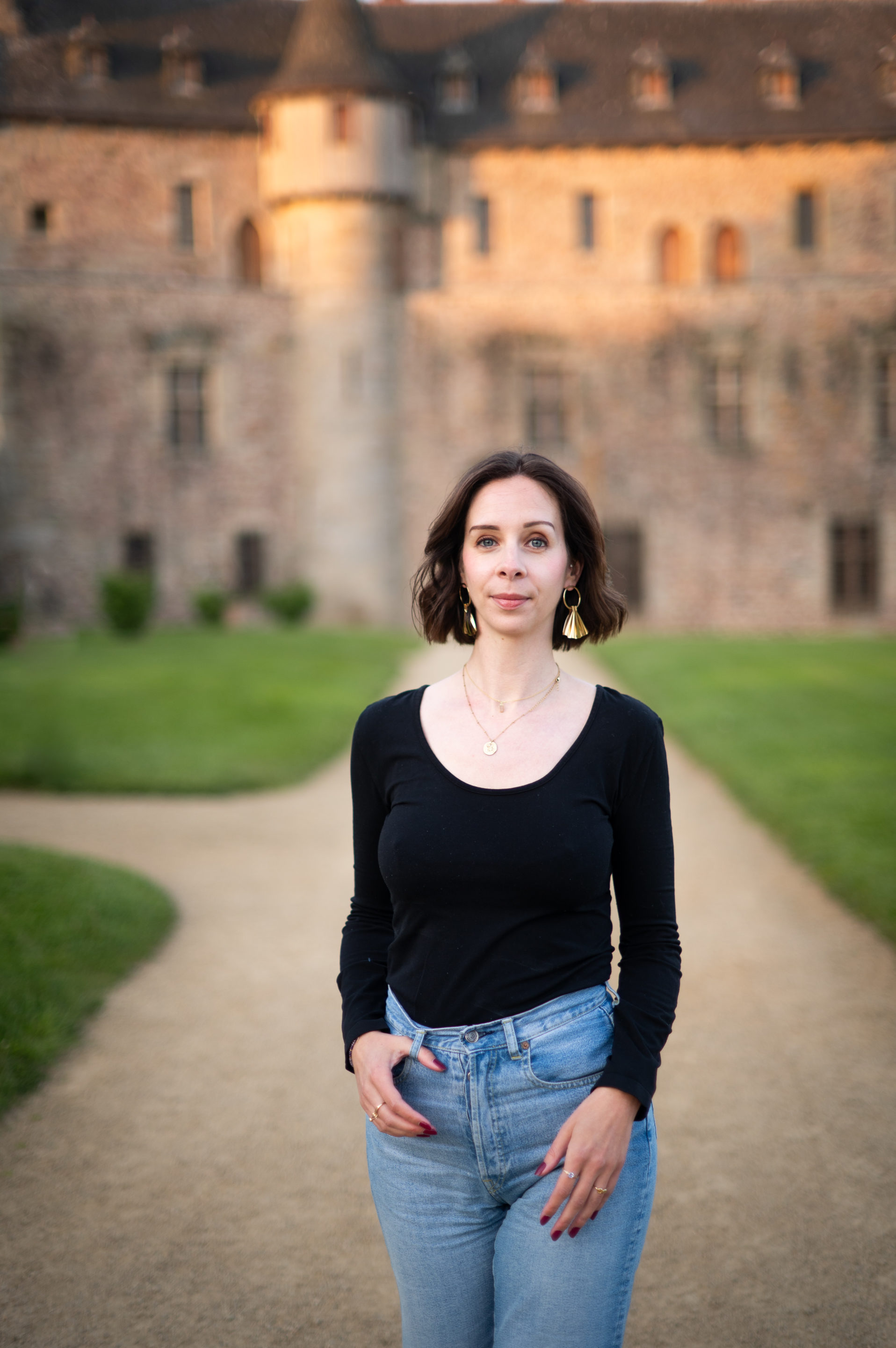 ella (18) portrait d'une femme sur fond noir