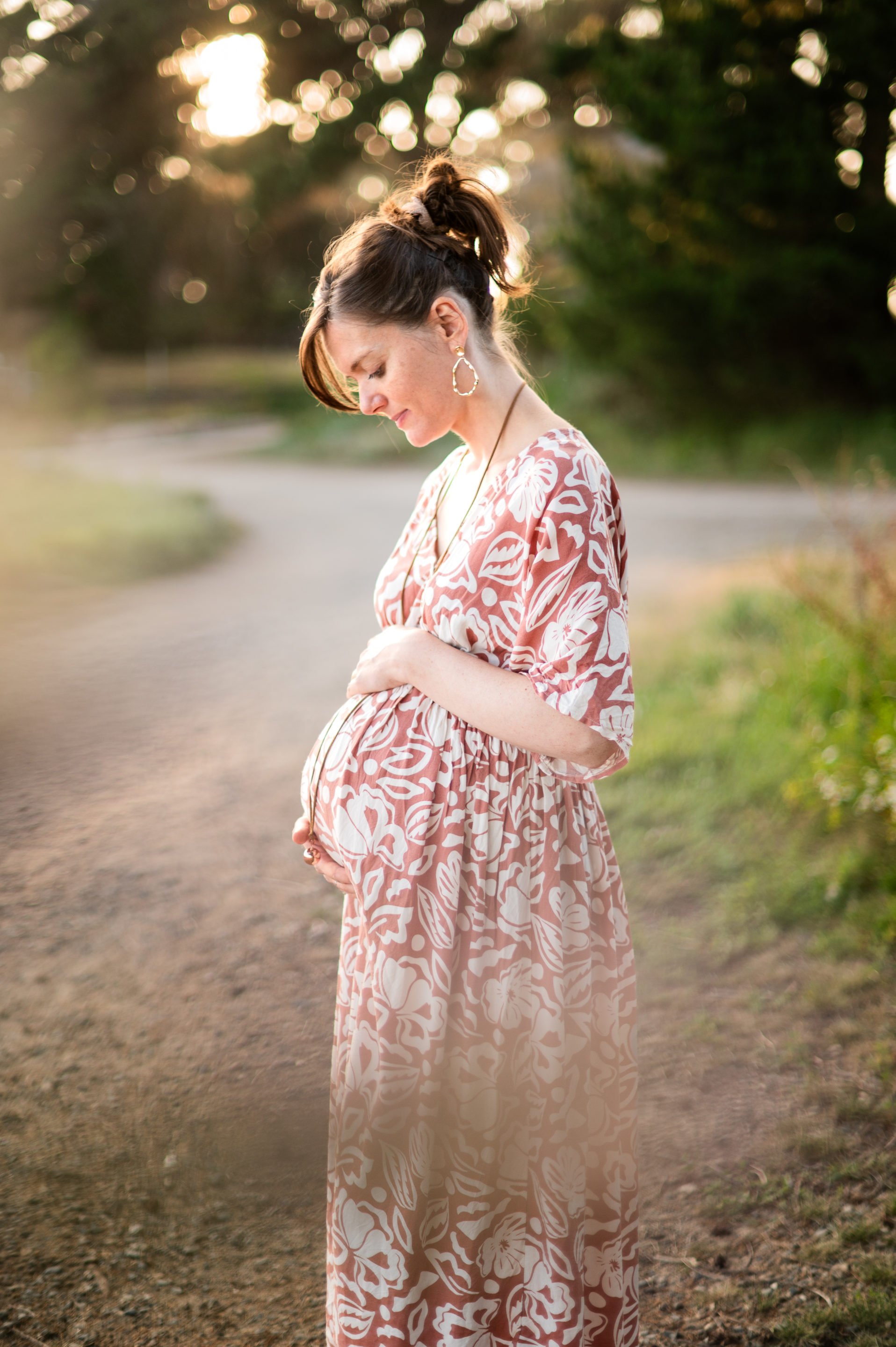 maman touchant son ventre lors d'une séance grossesse