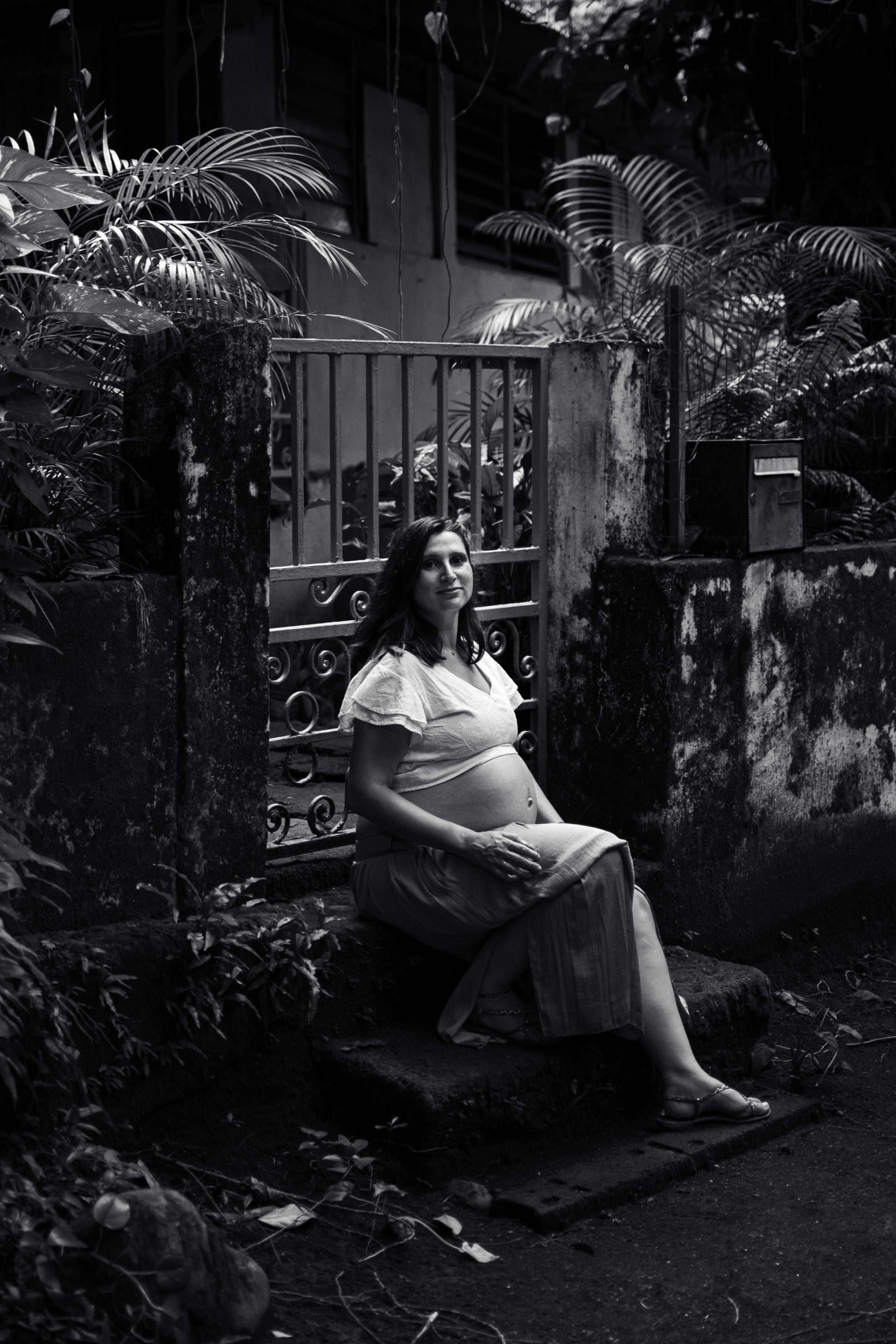 photographie de grossesse en noir et blanc